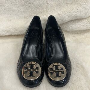 Tory Burch Quilted Patent Leather Logo Wedges – Black, Size 6